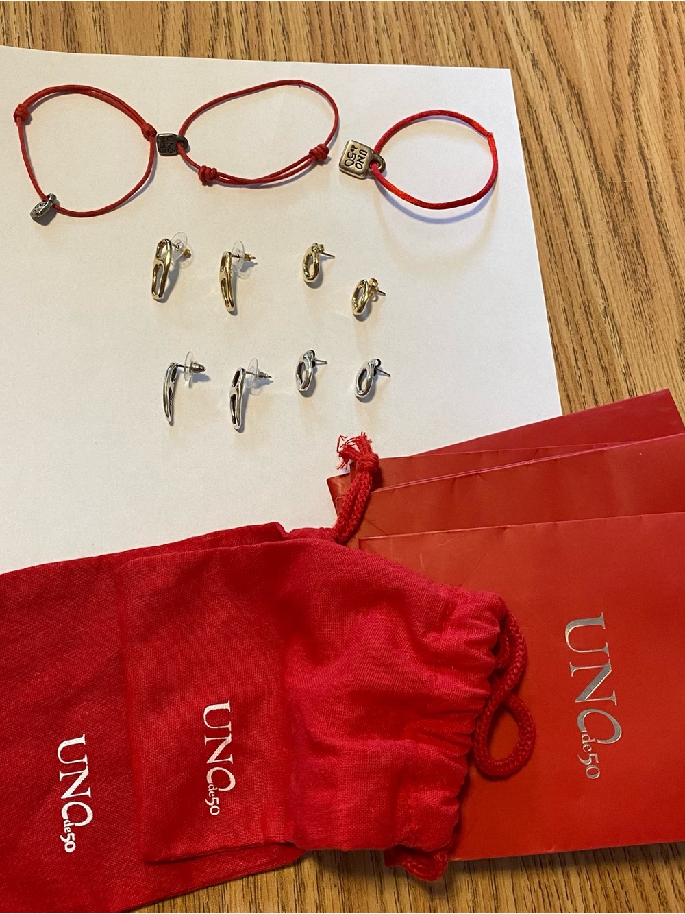 UNO de 50 4 pairs Earrings with Red Cord Bracelets